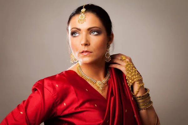 Junge Frau mit Bollywood-Sari — Stockfoto