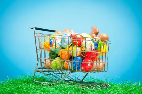 Nákupní vozík s velikonoční vajíčka — Stock fotografie