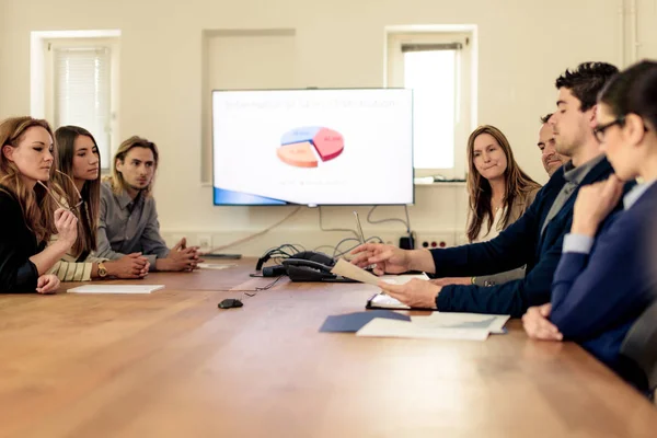 Equipe de negócios tendo uma reunião — Fotografia de Stock