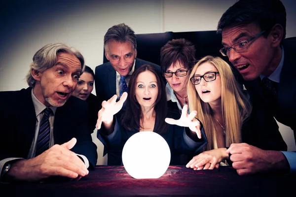 业务团队使用一个水晶球看进未来 — 图库照片