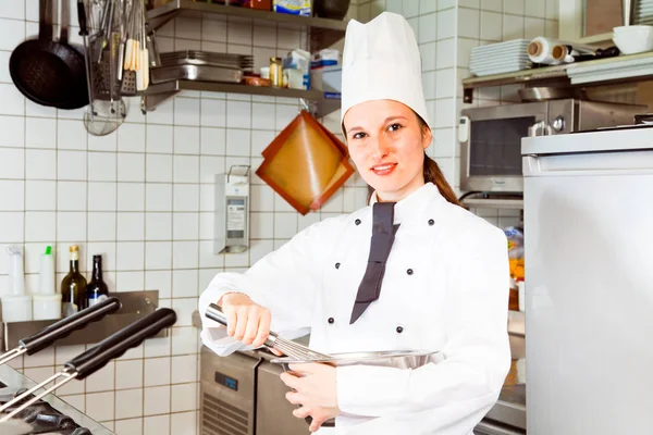 Шеф-повар, стоящая на коммерческой кухне — стоковое фото