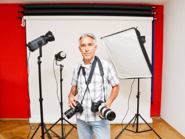 Stüdyosunda profesyonel fotoğrafçı