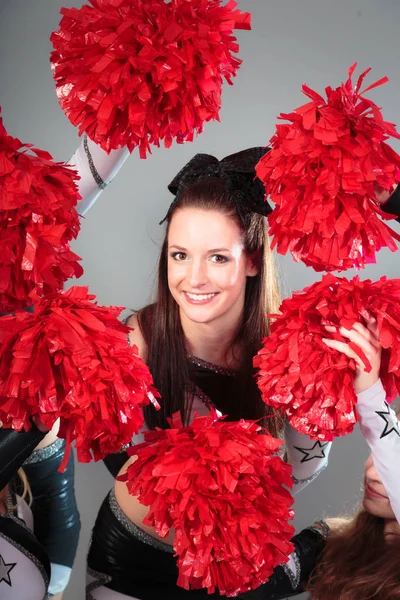 Jolie pom-pom girl regardant caméra — Photo