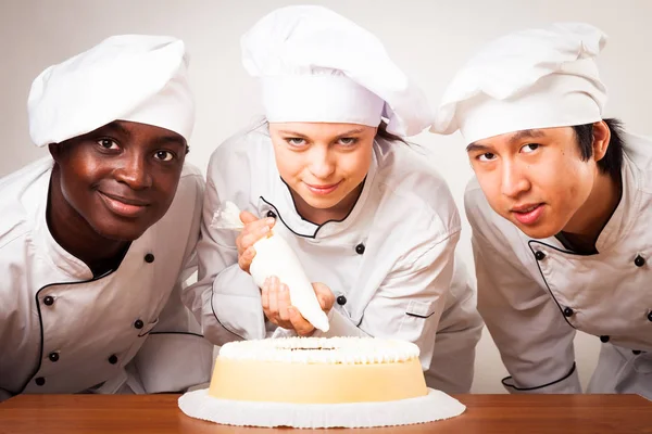 Team von Konditoren mit Torte — Stockfoto