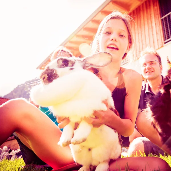 Adolescent fille avec son lapin animal de compagnie — Photo