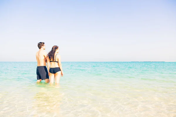 Turistas parados en el agua — Foto de Stock