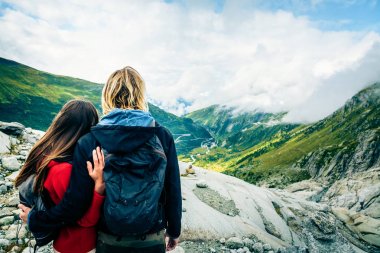 İsviçre Alpleri'nde Hiking genç Çift