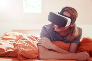 Vr gözlüklü yatakta yatan genç adam