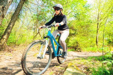 genç kadın dağ bisikleti binme