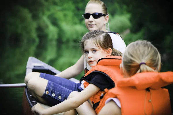 Canoa per giovani famiglie — Foto Stock