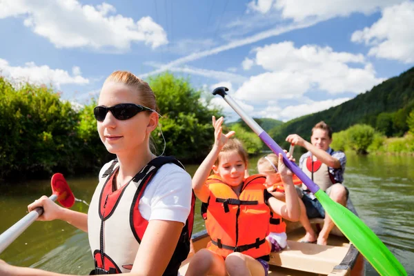 Canoa per giovani famiglie — Foto Stock