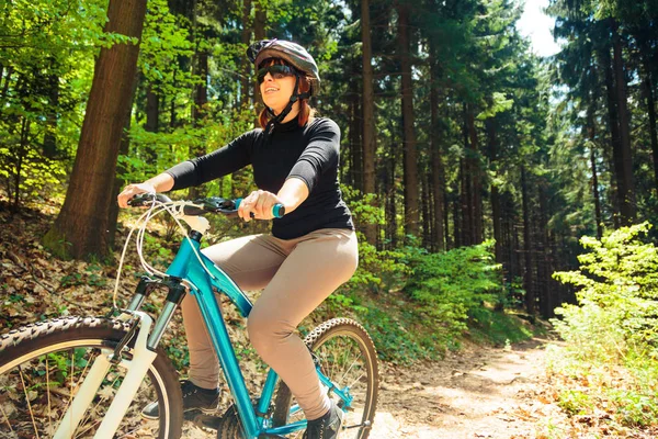 Young Woman Riding Her Mountain Bike — Stock Photo, Image