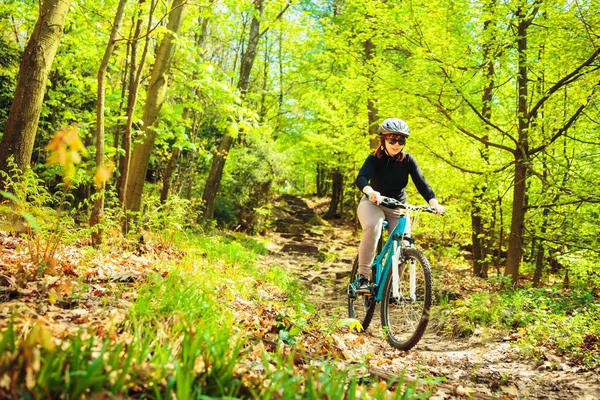 Jonge vrouw haar mountainbike rijden — Stockfoto