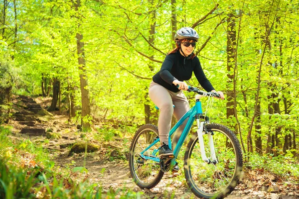 Young Woman Riding Her Mountain Bike — Stock Photo, Image