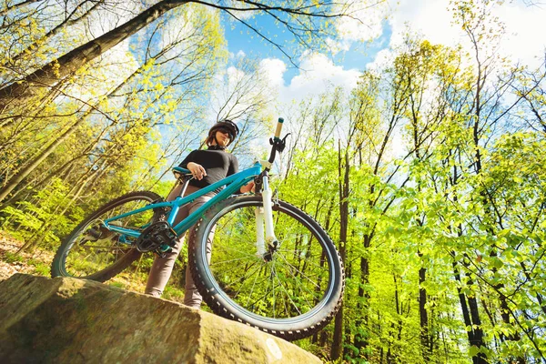 Young Woman Riding Her Mountain Bike — Stock Photo, Image
