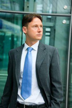 işadamı bir ofis binası önünde