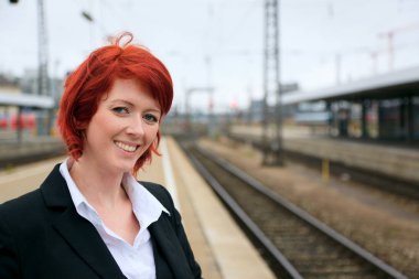 Tren bekliyorsun işkadını