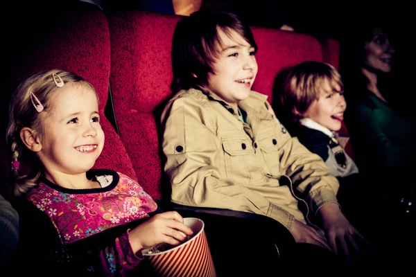 Niños en el cine — Foto de Stock