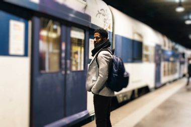 Banliyö tren bekliyorsun