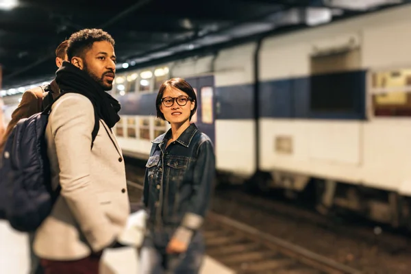 Pendlere som venter på toget – stockfoto