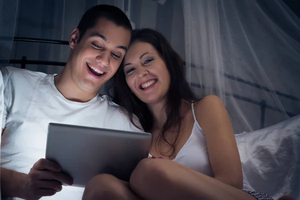 Paar schaut sich ein Video auf seinem Tablet-Computer an — Stockfoto