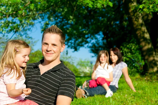 Famille dans le parc — Photo