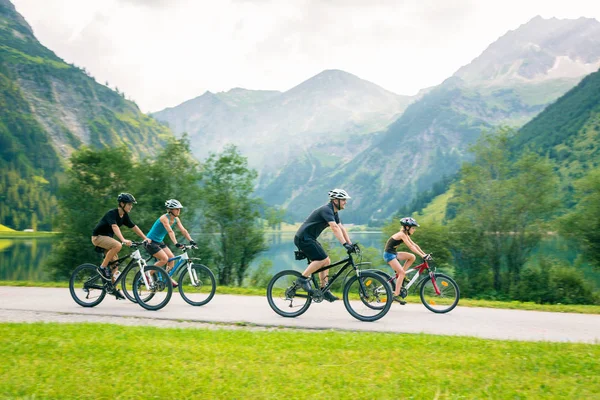 Familj på fyra Cykling — Stockfoto
