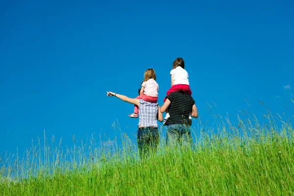 Famille debout au sommet d'une colline — Photo