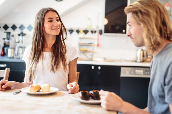 Panini appena sfornati per lei e bruciati per lui — Foto Stock