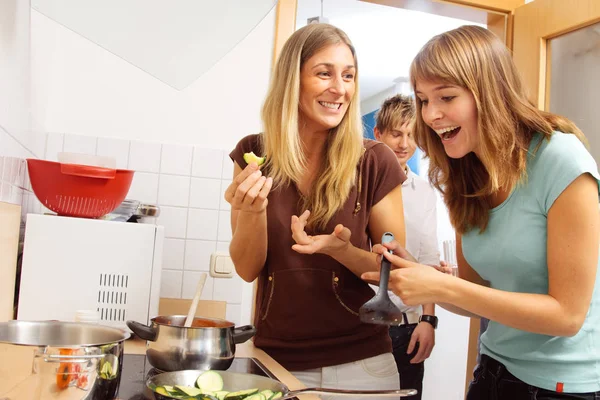 Amigos fazendo uma pequena festa em casa — Fotografia de Stock