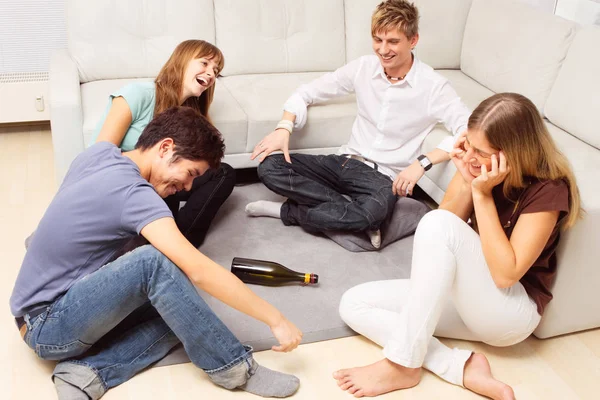 Freunde, die spielen, drehen die Flasche — Stockfoto