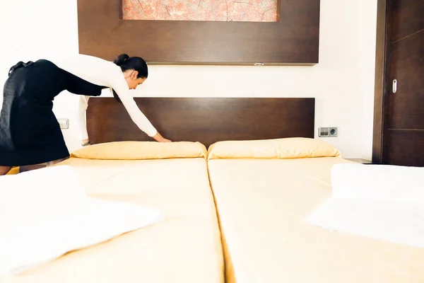 Hizmetçi yapım A otel odası — Stok fotoğraf