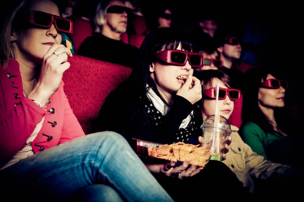 Gente en el cine — Foto de Stock