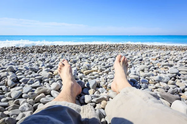 Turista para Nice deitado na praia — Fotografia de Stock