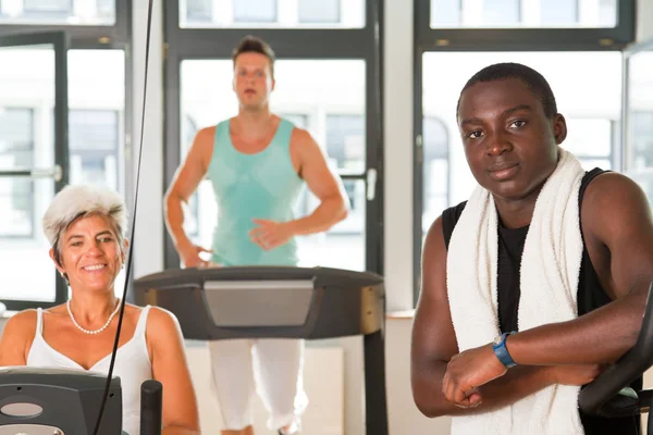 Gente joven y madura en el gimnasio — Foto de Stock