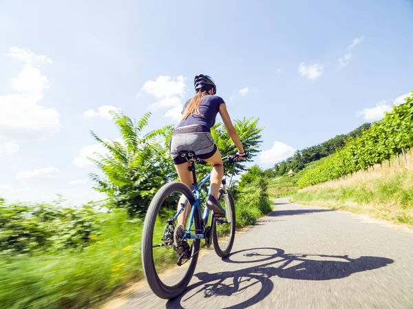 Young Woman Riding Her Mountain Bike — Stock Photo, Image