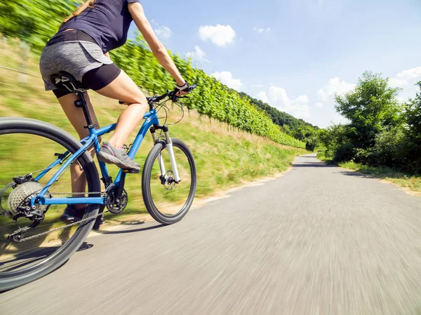 Young Woman Riding Her Mountain Bike — Stock Photo, Image