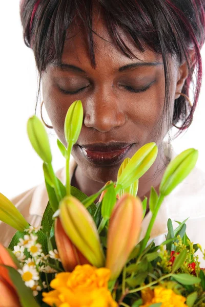 Femme africaine avec des fleurs — Photo