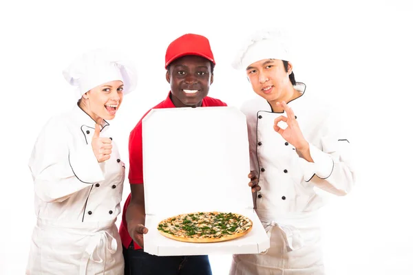 Kucharze są zadowoleni z tego dostawcy pizzy — Zdjęcie stockowe