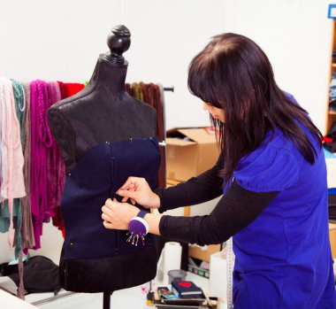 Moda tasarımcısı stüdyosunda.