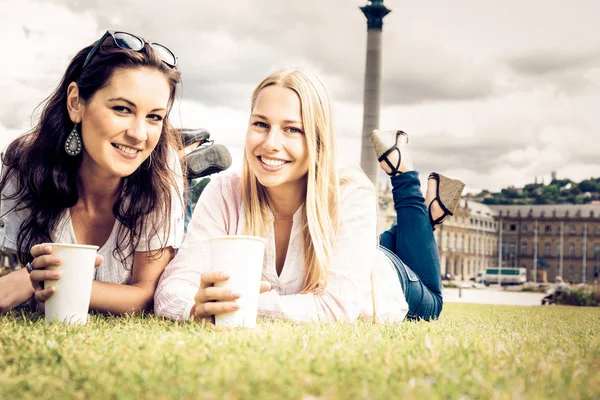 Friends In The Park — Stock Photo, Image
