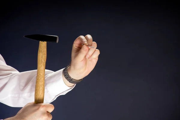 Golpeando un clavo en la cabeza — Foto de Stock