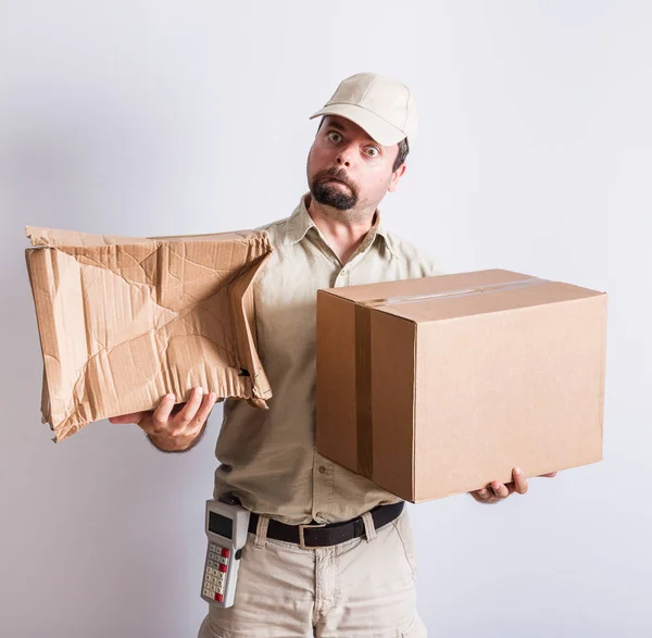 Mensageiro segurando parcelas normais e quebradas — Fotografia de Stock