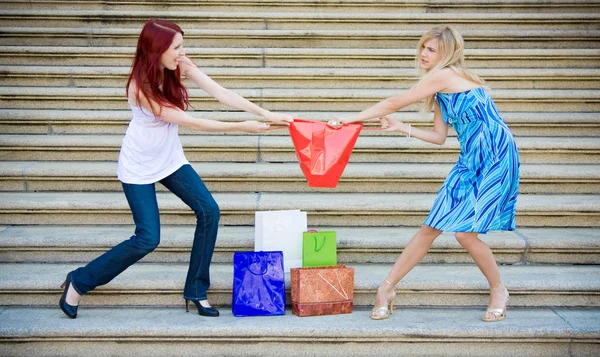 Two young women fioghting — Stock Photo, Image