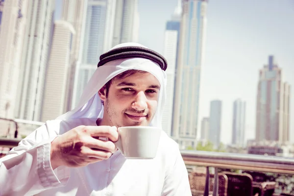 Молодой араб пьет кофе — стоковое фото