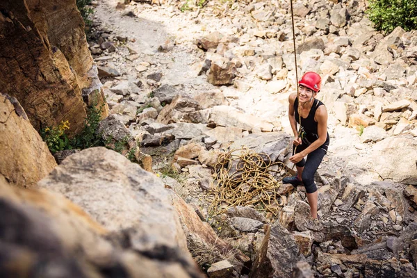 Jonge klimmer bedrijf touw voor ploegmaat — Stockfoto