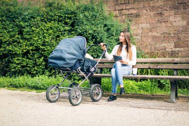 Genç anne ile bebek arabası park