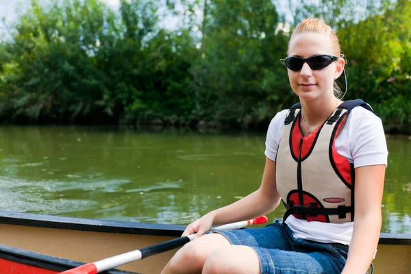 Jeune femme canoë — Photo