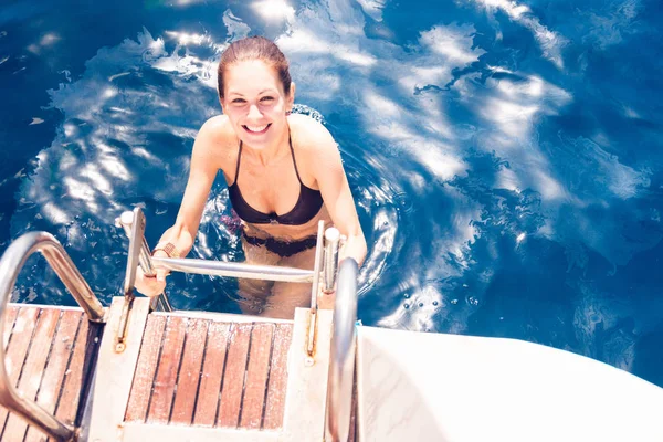 Jovem mulher saindo do mar — Fotografia de Stock