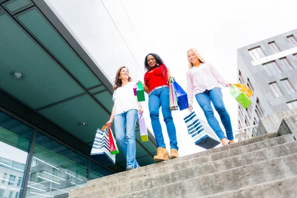 Jovens mulheres compras — Fotografia de Stock